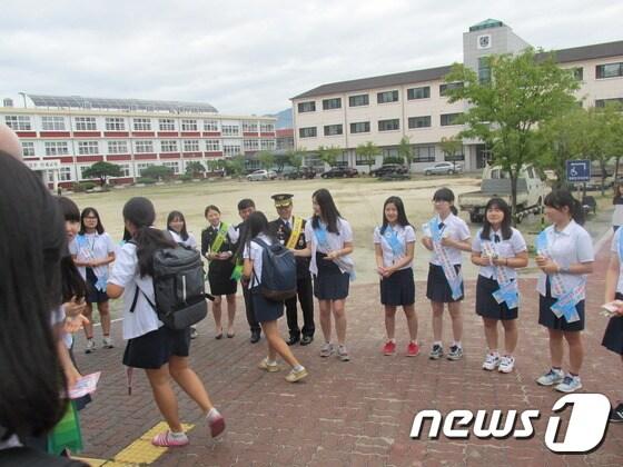 본문 이미지 - 경남 거창경찰서는 26일 거창여고에서 등교하는 학생들을 대상으로 '하이파이브데이' 행사를 진행했다.(거창경찰서 제공)ⓒ News1