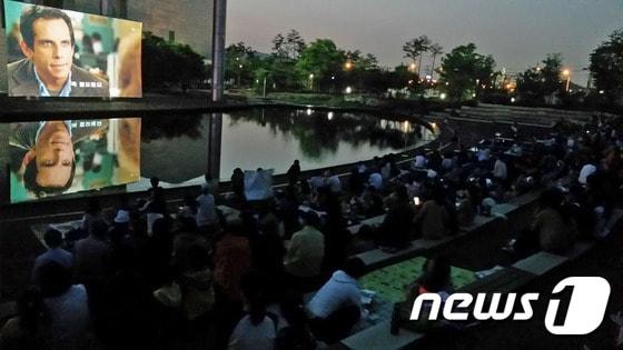 본문 이미지 - 성남시청 너른 못에서 지난 5월 열린 무료영화 상영 모습.(성남시 제공) ⓒ News1