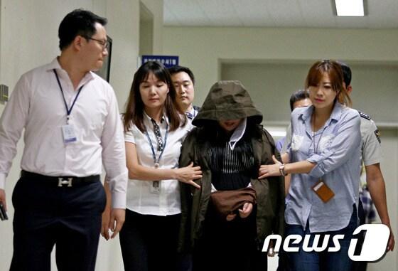 본문 이미지 - 26일 오후 경기도 용인시 처인구 용인동부경찰서 수사과에서 워터파크 몰래카메라 촬영 용의자 최모(26·여)씨가 취재진 질문에 답하고 있다. 경찰은 동영상이 유포된 해외 사이트 수사를 통해 경기도 소재 워터파크 2곳과 강원도 소재 워터파크 1곳, 서울의 한 야외수영장 등 모두 4곳에서 동영상이 촬영된 것을 파악했다. ⓒ News1 이재명 기자