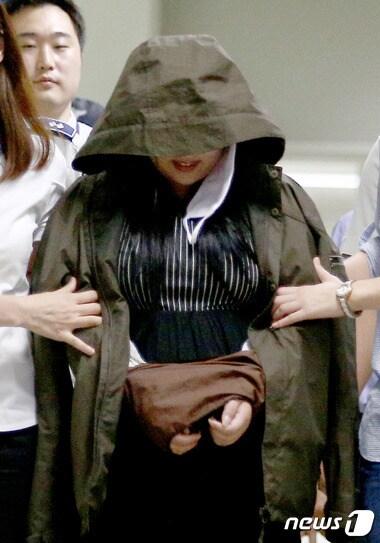 본문 이미지 - '워터파크 몰카' 동영상 촬영을 사주한 남성과 이를 실행에 옮긴 여성에게 각각 징역 4년6월과 징역 3년6월이 선고됐다.