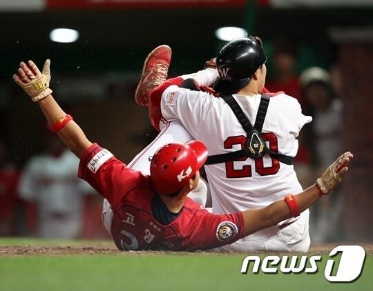 본문 이미지 - 25일 인천 SK-KIA전 연장 10회초 백용환의 중견수 뜬공 때 홈으로 파고 들어 결승점을 뽑아낸 고영우(왼쪽).  (KIA 제공) ⓒ News1