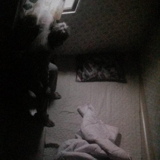 본문 이미지 - 조덕현 개인전 '꿈'  영상작품. 독거노인이 된 조덕현이 지병에 아파하고 있다' (사진제공 일민미술관)  