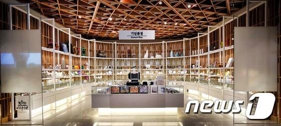 본문 이미지 - 새로 단장한 청와대 사랑채 기념품점 전경 ⓒ News1