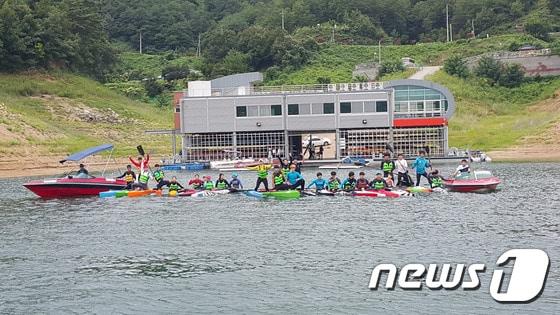 본문 이미지 - 카누국가대표 선수들이 지난 27일 경북 안동호 수상스포츠센터 앞에서 기념촬영을 하고 있다./사진제공=안동시 ⓒ News1