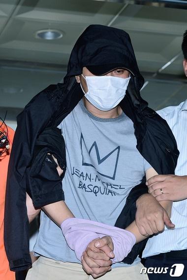 본문 이미지 - 27일 오후 워터파크 몰카사건의 공범 강모(33)씨가 경기도 용인시 동부경찰서로 압송되고 있다. 2015.8.27/뉴스1 / (용인=뉴스1) 고성준 인턴기자 ⓒ News1