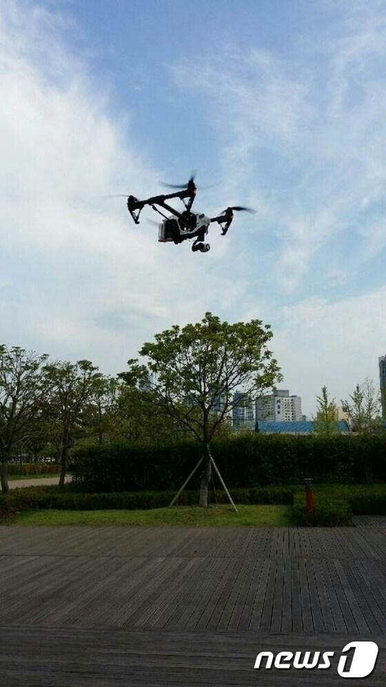 본문 이미지 - 27일 오후 5시 20분께 부산지방경찰청과 KT부산네트워크 운용본부가 협업을 맺고 부산 시민공원에서 전국최초로 강력범죄 상황을 가정해 드론을 띄워 범인을 잡는 모의훈련 사전 연습을 실시했다. UHD 카메라를 장착한 인스파이어가 나는 모습.(부산지방청 제공)ⓒ News1