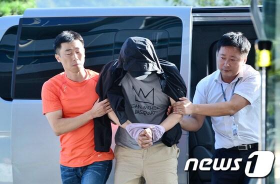 본문 이미지 - 27일 오후 워터파크 몰카사건의 공범 강모씨가 경기도 용인시 동부경찰서로 압송되고 있다. 2015.8.27/뉴스1 / (용인=뉴스1) 고성준 인턴기자 ⓒ News1