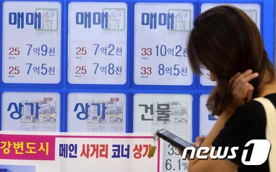본문 이미지 - 서울 아파트 거래량이 8개월 연속 최대치를 기록한 28일 서울 시내 부동산에 매물 정보가 붙어있다. 이날 서울부동산정보광장에 따르면 26일까지 집계된 서울지역 아파트 거래량은 8955건을 기록해 조사를 시작한 2006년이후 가장 많은 것으로 조사됐다. 이달 말까지 남은 기간의 거래량을 합하면 올해 8월 총 거래량은 1만건을 넘을 것으로 보인다. 전문가들은 지속적인 전세난과 저금리 기조로 매매전환 수요가 이어지면서 '부동산 비수기'가 사라지고 있다고 진단했다. 특히 정부의 대출규제 방안으로 인한 선매수 수요도 벌써부터 영향을 끼치고 있다고 분석했다. 2015.8.28/뉴스1 ⓒ News1 안은나 기자