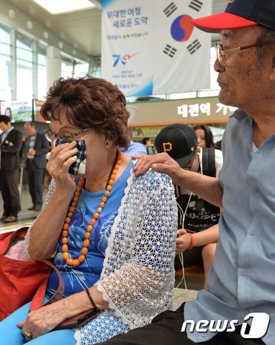 본문 이미지 - 염길자 할머니가 인터뷰 중 눈물을 흘리고 있다.(대전=뉴스1) 신성룡 기자 ⓒ News1