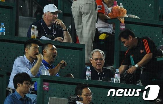 본문 이미지 - 지난달 28일 부산 사직야구장에서 열린 ‘2015 타이어뱅크 KBO 리그’ 넥센히어로즈와 롯데자이언츠의 경기에서 스카우터들이 경기를 관전하고 있다.2015.8.28/뉴스1 / (부산=뉴스1) 이승배 기자 ⓒ News1