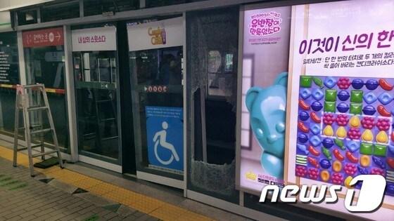 본문 이미지 - 사고가 발생한 지하철 2호설 강남역 스크린도어. 2015.8.29/뉴스1 ⓒ News1