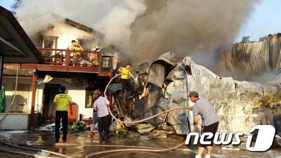 본문 이미지 - 29일 오후 경남 남해군 미조면 미조조선소에서 불이나 건물 3동을 태우고 2시간만에 진화됐다. (통영해경 미조안전센터 제공) ⓒ News1