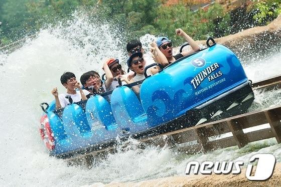 본문 이미지 - 에버랜드 래프팅 어트랙션 슈퍼 후룸라이드 '썬더폴스(Thunder Falls)'. 사진=에버랜드 제공 ⓒ News1