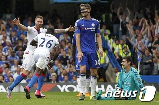 본문 이미지 - 크리스탈 팰리스가 29일(한국시간) 영국 런던의 스탬포드 브릿지에서 열린 첼시와의 경기에서 사코의 골이 터진 뒤 기뻐하고 있다. ⓒ AFP=News1