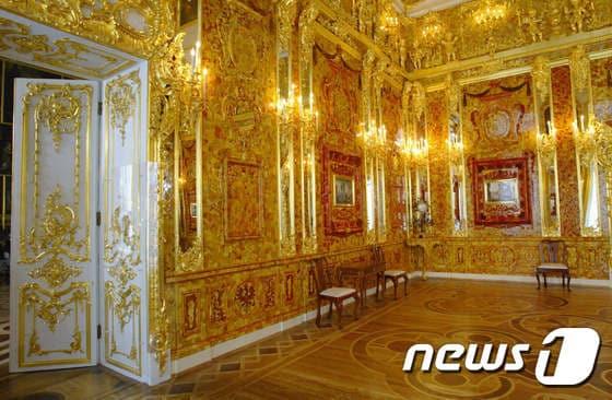 본문 이미지 - 지난 2003년 복원 후 공개된 러시아의 앰버룸(호박의 방).ⓒ AFP=뉴스1