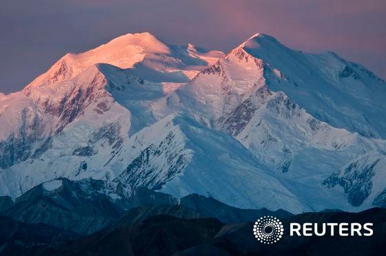 본문 이미지 - 북미 최고봉 매킨리 산이 '데날리'로 이름을 바꾼다. 사진은 2011년 1월 촬영한 매킨리산의 모습. ⓒ 로이터=뉴스1