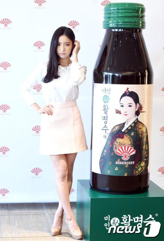 본문 이미지 - 배우 신세경이 31일 오전 서울 소공동 조선호텔에서 열린 동화약품 부채표 ‘미인 활명수‘ 출시 기념 행사에 참석하고 있다. ‘미인활명수’는 올해로 출시 118주년을 맞는 활명수 브랜드에서 처음으로 선보이는 여성을 위한 액제 소화제로 ‘오매’성분이 포함돼 장이 불편한 환자의 소화 불량에 도움을 준다. / (서울=뉴스1스타) 권현진 기자 ⓒ News1