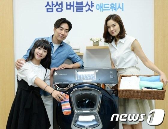 본문 이미지 - 31일 오전 서울 서초구 삼성전자 사옥에서 모델들이 삼성 '버블샷 애드워시' 세탁기를 선보이고 있다.  삼성 '버블샷 애드워시'는 세계 최초로 드럼세탁기 도어 상단에 '애드윈도우'라 불리는 작은 창문을 내어 세탁, 헹굼, 탈수 등 작동 중에 세탁물을 추가 할 수 있는 특징을 지니고 있다. 2015.8.31/뉴스1 / (서울=뉴스1) 손형주 기자 ⓒ News1