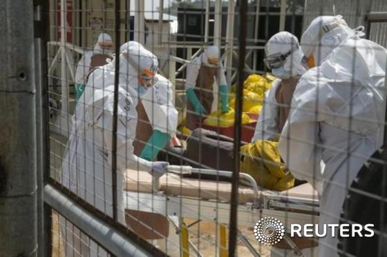 본문 이미지 - 시에라리온 수도 프리타운에서 보건당국이 감염 환자를 치료중이다. ⓒ 로이터=뉴스1