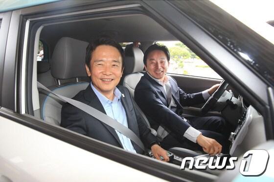 본문 이미지 - 원희룡 제주특별자치도지사와 남경필 경기도지사가 31일 오후 서귀포시 표선면 가시리 현장을 방문하기 위해 전기자동차에 탑승하고 있다. 2015.8.31./뉴스1 ⓒ News1 현봉철 기자