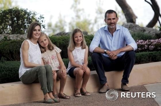 본문 이미지 - Spain"s King Felipe and Queen Letizia pose with their daughters Princess Leonor and Princess Sofia during a photocall in the gardens of the Marivent palace in Palma de Mallorca