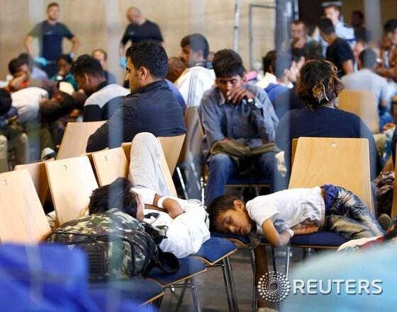 본문 이미지 - 각지에서 온 난민들이 독일 정부의 망명 승인을 기다리고 있다. ⓒ 로이터=뉴스1