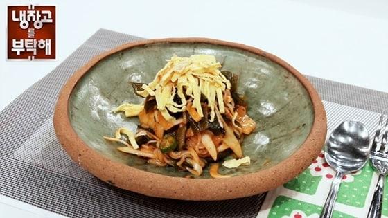 본문 이미지 - 3일 JTBC &acute;냉장고를 부탁해&acute;에 출연해 이원일 셰프가 선보인 &acute;이참외비빔면(사진=JTBC 방송 캡처)&acute;