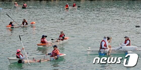 본문 이미지 - 삼척 바다에서 즐기는 카누 체험. (뉴스1 DB) ⓒ News1
