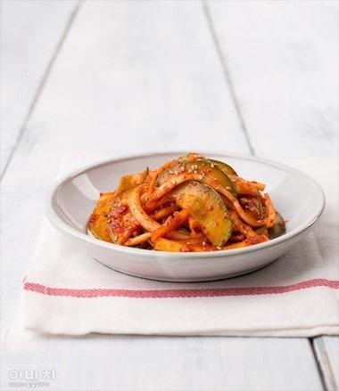 본문 이미지 - 도라지 오이무침(사진 및 레시피=이밥차)