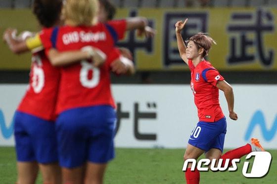 본문 이미지 - 4일 오후 중국 후베이성 우한 스포츠센터에서 열린 2015 동아시아축구연맹(EAFF) 동아시안컵 여자 축구 대회 한국과 일본의 경기에서 한국의 전가을이 후반 역전골을 성공시킨 뒤 환호하고 있다.2015.8.4/뉴스1 ⓒ News1 이광호 기자