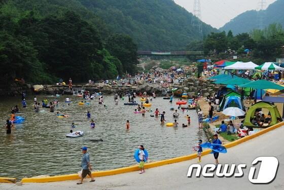 본문 이미지 - 충북 옥천군 장령산 자연휴양림을 찾은 탐방객이 야외물놀이장에서 물놀이를 즐기고 있다. 사진제공=옥천군청 ⓒ News1