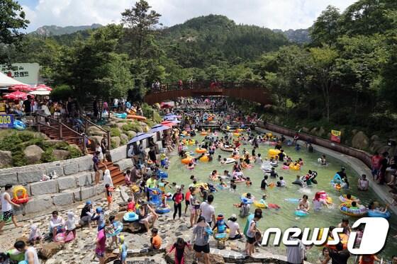 본문 이미지 - 전남 영암군은 월출산 기찬랜드가 8월 첫 주말 피서객들로 인산인해를 이뤘다고 5일 밝혔다. 사진은 지난 1일 피서객들로 꽉 찬 영암 월출산 기찬랜드 모습.(영암군 제공) 2015.8.5/뉴스1 ⓒ News1