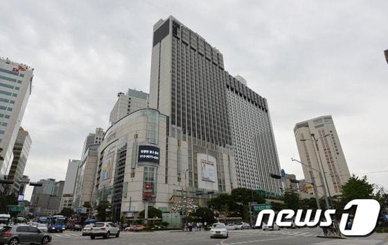 본문 이미지 - 롯데호텔 면세점 소공점이 입점해있는 서울 소공동 롯데백화점 본점과 롯데호텔. /뉴스1 ⓒ News1 박세연 기자