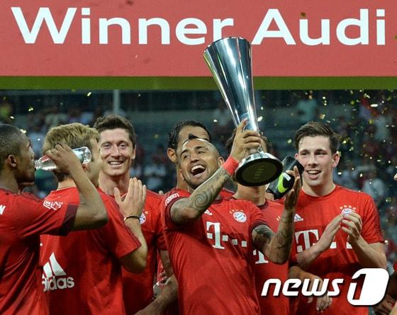 본문 이미지 - 바이에른 뮌헨이 6일(한국시간) 레알 마드리드를 꺾고 아우디컵 트로피를 들어올렸다. ⓒ AFP=News1
