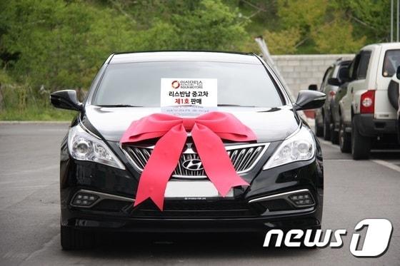 본문 이미지 - 인선모터스가 자동차 선물거래 사업을 시작한 가운데 리스종료 차량에 대한 중고차 판매를 시작했다. 사진은 사업 개시 후 가장 먼저 팔린 중고차. /사진제공=인선모터스 ⓒ News1