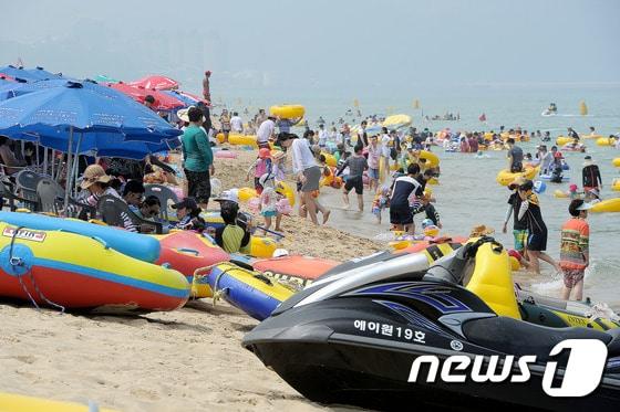 본문 이미지 - 피서객 붐비는 동해 망상해수욕장. (뉴스1 DB) ⓒ News1