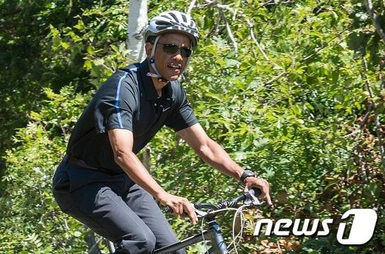 본문 이미지 - 지난해 마서스비니어드섬에서 휴가를 보내는 버락 오바마 미국 대통령의 모습. ⓒ AFP=뉴스1