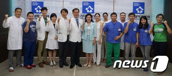 본문 이미지 - 7일 조선대학교 병원 문경래 원장은 조선대학교 병원에서 몽골 의학재교육기관 칸슈 남도르츠 몽골 의료감독청장과 몽골 의료진 재교육과 관련해 업무협약을 맺은 뒤 기념촬영을 하고 있다. (조선대병원 제공) 2015.8.8/뉴스1ⓒ News1