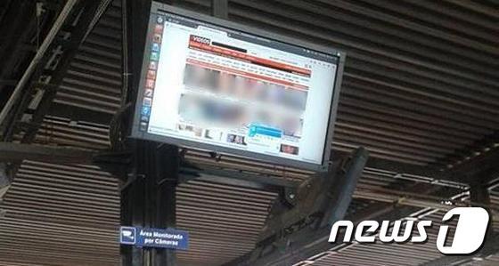 본문 이미지 - 7일(현지시간) 포르노가 방영된 브라질 파라나주(州) 쿠리치바시의 보케이랑 버스정거장 화면.(출처=페이스북)ⓒ 뉴스1