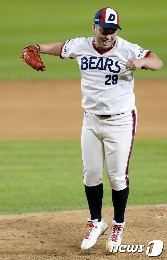 본문 이미지 - 두산 베어스 김태형 감독이 20일 잠실 LG 트윈스전을 앞두고 "유희관은 이번 주 내에 등판시킬 계획"이라고 밝혔다. 골반 타박상으로 16일 1군 말소된 오재원도 등록 가능한 기간에 맞춰 돌아올 전망이다. ⓒ News1