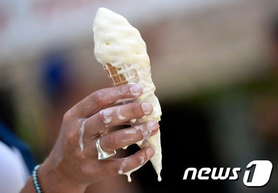 본문 이미지 - 더운 여름 녹아 흐르는 아이스크림. ⓒ AFP=뉴스1