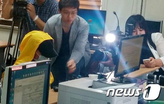 본문 이미지 - 1일 오전 7시께 전남 순천시 연향동 한 아파트 11층에서 B(9)군을 인질로 잡고 경찰과 대치하던 A(57)씨가 2시간만에 검거, 순찰경찰서는 A씨를 긴급체포해 조사 중이다. 2015.9.1/뉴스1 ⓒ News1 신채린 기자