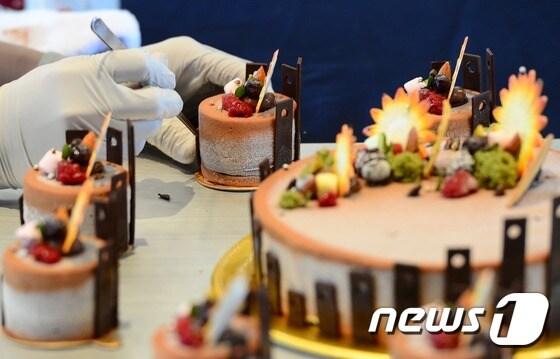 본문 이미지 - 1일 서울 플라자 호텔에서 열린 한 제과기술 경연대회 모습. 사진은 기사 내용과 무관함. 2015.9.1/뉴스1 ⓒ News1 송원영 기자