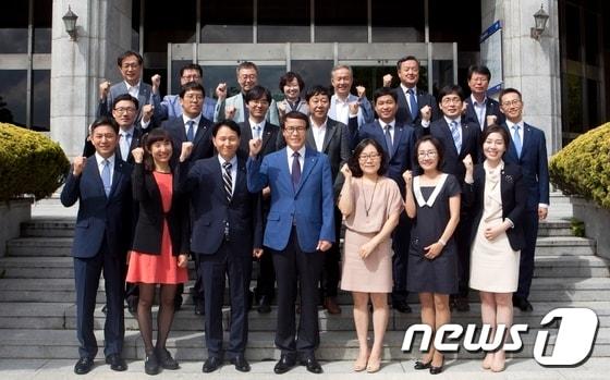 본문 이미지 - 1일자로 임용된 전북대학교 신임교수들이 이남호 총장, 신양균 부총장 등과 함께 기념사진을 촬영하고 있다./사진제공=전북대학교 / (전주=뉴스1) 박효익 기자 ⓒ News1
