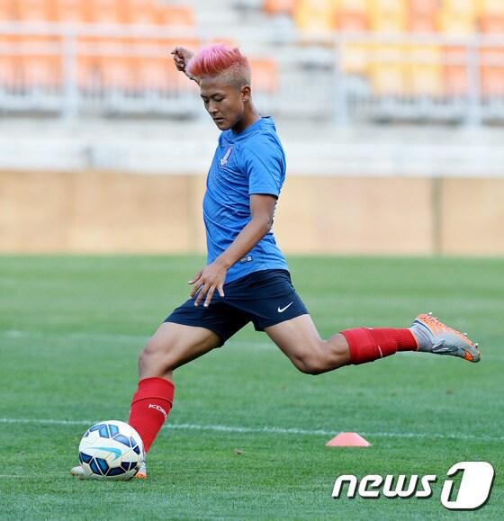 본문 이미지 - 이승우 선수가 1일 오후 경기도 수원시 팔달구 수원월드컵경기장에서 2015 수원 컨티넨탈컵 국제 청소년(U-17) 국가대표 축구대회 공식훈련을 하고 있다. 2015.9.1/뉴스1 / (수원=뉴스1) 이재명 기자 ⓒ News1