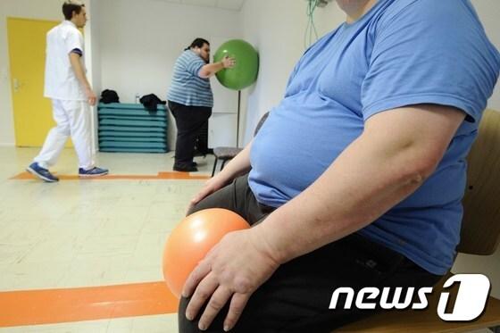 본문 이미지 - 운동 치료 중인 비만 환자들.ⓒ AFP=뉴스1