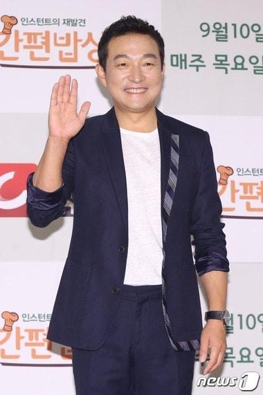 본문 이미지 - 배우 이재룡이 강남구 삼성동 그랜드 인터컨티넨탈호텔 서울 파르나스에서 열린 TV조선 예능프로그램 '인스턴트의 재발견 간편밥상' 제작발표회에 참석해 포즈를 취하고 있다. 2015.9.10 스타뉴스 ⓒ 뉴스1