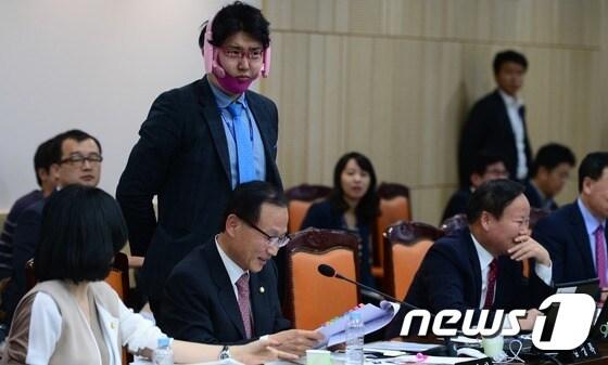 본문 이미지 - 지난 2015년 9월 정부세종청사 보건복지부 대회의실에서 열린 국회 보건복지위원회의 보건복지부에 대한 국정감사에서 김제식 전 의원(당시 새누리당)의 보좌관이 각종 셀프성형기구를 착용한 채 의원의 질의를 돕고 있다. 2015.9.10/뉴스1 ⓒ News1 양동욱 기자