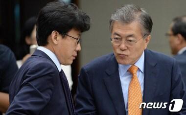 본문 이미지 - 새정치민주연합(더불어민주당 전신) 당 대표일 당시 문재인 대통령이 지난 2015년 9월10일 오전 서울 용산구 국방부 청사에서 열린 국회 국방위원회 국방부와 관련 기관에 대한 국정감사에서 진성준 당시 의원과 대화를 나누고 있다. 2015.9.10/뉴스1 ⓒ News1 허경기자