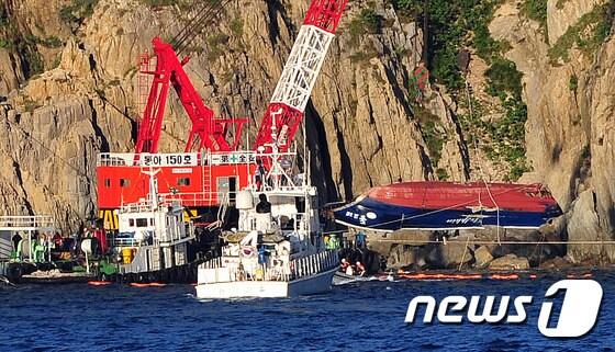 본문 이미지 - 낚시어선 돌고래호(9.77t·해남 선적) 전복 사고 닷새째에 접어든 2015년 9월9일 오후 크레인이 설치된 바지선(480t)이 돌고래호를 인양되고 있다.  뉴스1DB ⓒ News1